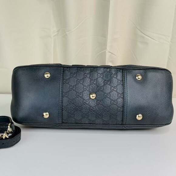 Gucci GG Logo Printed Black Leather Shoulder Bag with Classic Design - Picture 5 of 10